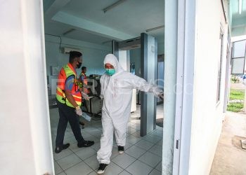 Seorang TKA melewati pemeriksaan petugas di Bandara Internasional SMB II. (matakamera/fornews.co/mushaful imam)