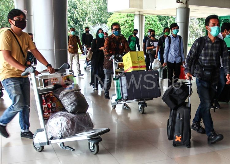 Calon penumpang berdatangan di Bandara Internasional SMB II. (matakamera/fornews.co/mushaful imam)