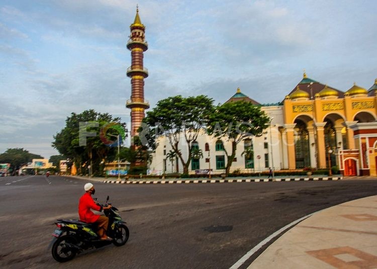 Suasana pagi hari 1 Syawal 1441 H di Masjid Sultan Mahmud Badaruddin Jayo Wikramo tanpa salat Id secara massal. (matakamera/fornews.co/mushaful imam)