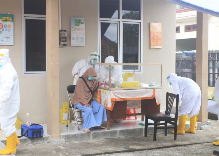 Rapid tes yang dijalani para pedagang Pasar Kebun Semai Palembang, Foto: Istimewa