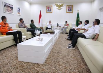 Bupati Muba Dodi Reza Alex bersama Forkopimda dan beberapa kepala OPD saat berdiskusi dengan LO BNPB Brigjen TNI (Purn) Antoni Simamora di ruang rapat Bupati Muba, Selasa (26/05). (fornews.co/humas pemkab muba)