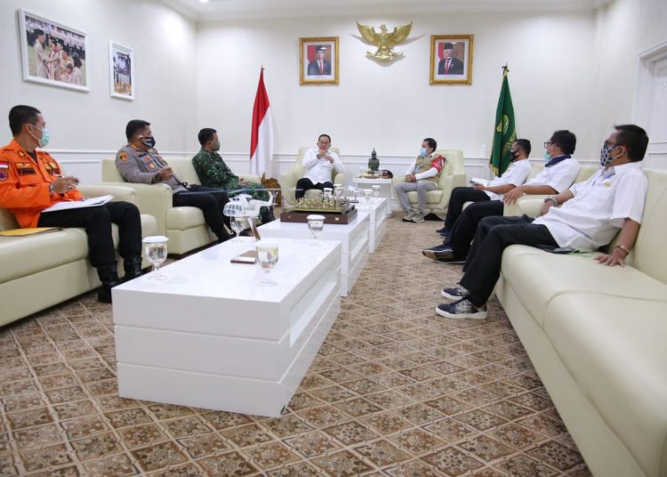 Bupati Muba Dodi Reza Alex bersama Forkopimda dan beberapa kepala OPD saat berdiskusi dengan LO BNPB Brigjen TNI (Purn) Antoni Simamora di ruang rapat Bupati Muba, Selasa (26/05). (fornews.co/humas pemkab muba)