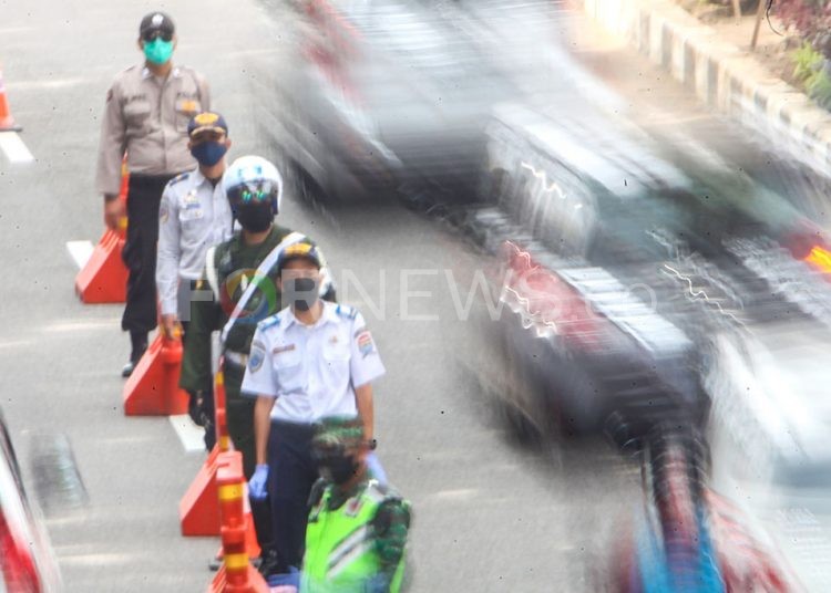 Petugas gabungan dari berbagai instansi melakukan penjagaan di salah satu check point PSBB di Kota Palembang. (matakamera/fornews.co/mushaful imam)