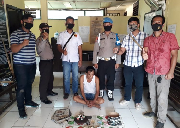 Tersangka Musa dan barang bukti saat diamankan oleh jajaran Polsek Tanjung Lubuk. (IST)