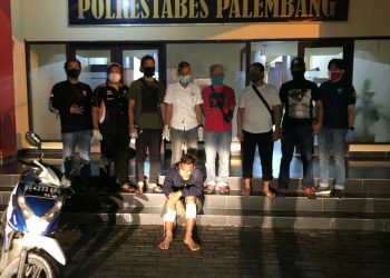 Pelaku begal yang sering beraksi di Jembatan Musi IV diamankan Tekab 134 Polrestabes Palembang, Selasa (26/05) malam. (fornews.co/ist)