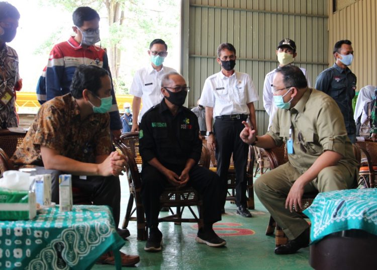 Bupati Muba Dodi Reza Alex berdiskusi dengan wakil perusahaan saat menyambangi PT Pertamina EP Ramba Field, Rabu (27/05). (fornews.co/humas pemkab muba)