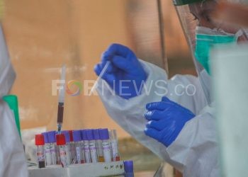 Petugas melakukan uji sampel rapid test. (matakamera/fornews.co/mushaful imam)