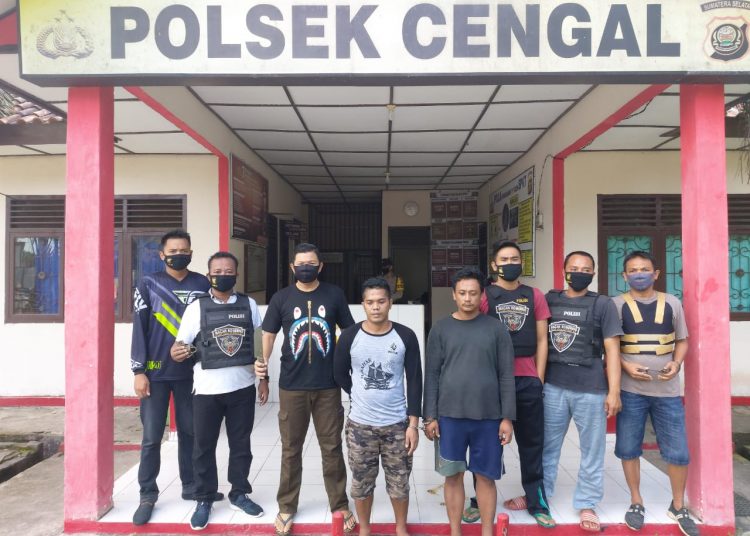 Pelaku saat diamankan di Mapolsek Cengal. (IST)