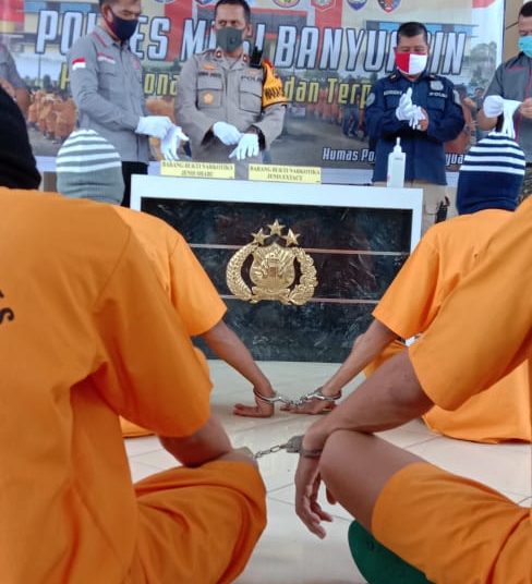 Waka Polres Muba Kompol Irwan Andeta didampingi Kasat Res Narkoba AKP Dedi Haryanto bersiap menggelar press release tangkapan kasus narkoba, Kamis (28/05). (fornews.co/ist)