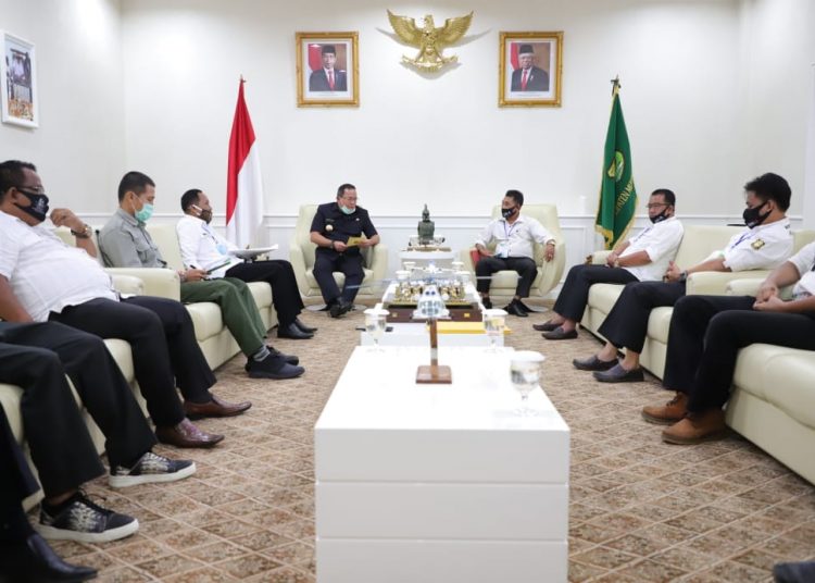 Bupati Muba Dodi Reza Alex menerima audiensi Dewan Pengurus Pusat Persatuan Ormas Muba (POM) COVID-19 Kabupaten Muba, Kamis (28/05). (fornews.co/humas pemkab muba)