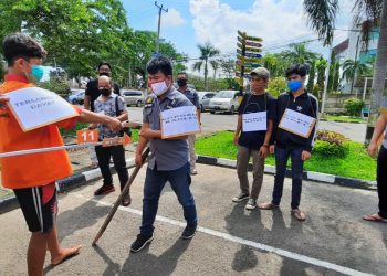 Rekontruksi pembunuhan terhadap korban karles