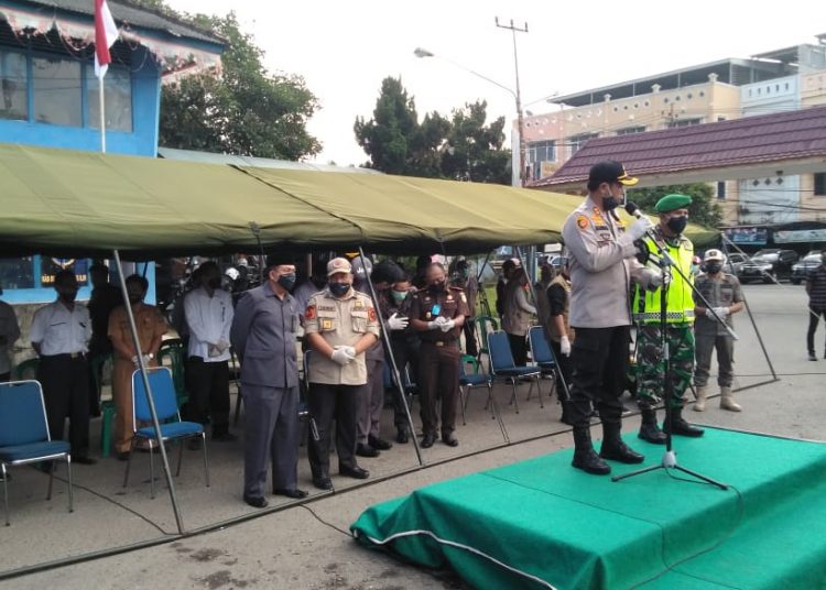 Kapolres OKI, AKBP Alamsyah Palupessy didampingi Komandan Kodim 0402/OKI, Letkol CZi Zamroni dan jajaran Pemkab OKI saat menggelar apel gabungan penegakan disiplin di halaman Pasar Kayuagung, Sabtu (30/05). (IST)