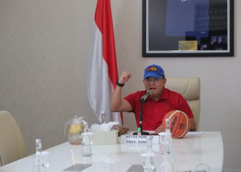 Ketua Umum Pengprov Perbasi Sumsel Dodi Reza Alex menyemangati para pelatih basket yang mengikuti Coaching Class Season II, Minggu (31/05). (fornews.co/humas pemkab muba)