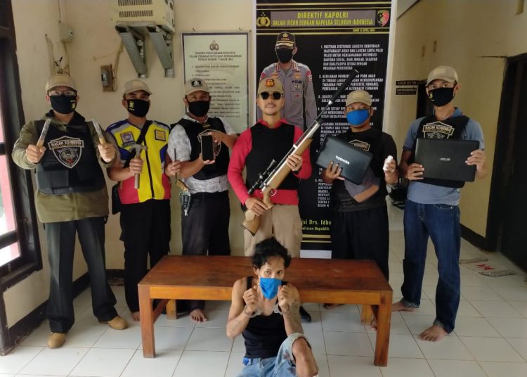 Pelaku saat diamankan di Mapolsubsektor Mesuji Raya. (IST)