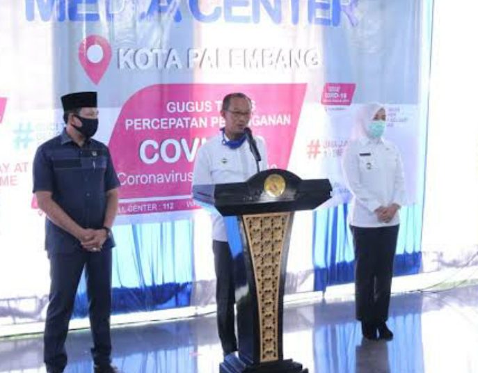 Wali Kota Palembang Harnojoyo saat memberikan keterangan di media center Gugus Tugas Percepatan Penanganan COVID-19 Kota Palembang baru-baru ini. (fornews.co/ist)