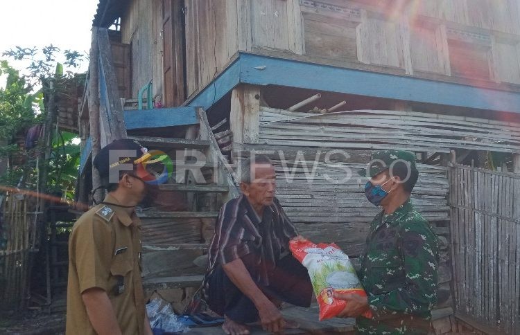 Danramil 402-06/Tanjung Batu, Kabupaten Ogan Ilir saat menyerahkan beras pada bakti sosial di Desa Sentul, Kecamatan Tanjung Batu, Kabupaten Ogan Ilir, Senin (11/05). (Foto : fornews.co / rif)