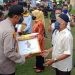 Kapolres OKI saat menyerahkan bantuan sosial kepada salah seorang warga secara simbolis di Mapolres OKI, Jumat (15/05). (Foto : fornews.co / rif)