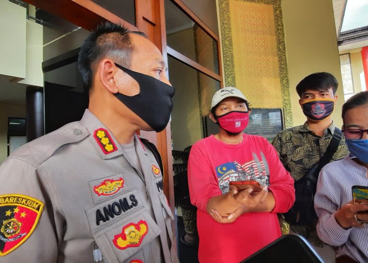 Kapolrestabes Palembang Kombes Pol Anom Setyadji menjawab pertanyaan wartawan di Mapolrestabes Palembang, Selasa (19/05), seputar kesiapan Polrestabes Palembang jelang pelaksanaan PSBB di Kota Palembang. (fornews.co/rusli gumay)