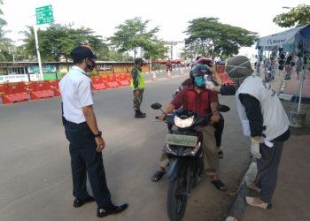 Petugas Dishub Palembang saat melakukan pengawasan PSBB. Foto: Fornews.co/Alwi Alim