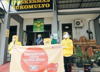 Tim dari IM3 Ooredoo menyerahkan bantuan APD kepada Puskesmas Sukomulyo, Gresik, Jawa Timur, baru-baru ini. (fornews.co/indosat ooredoo)