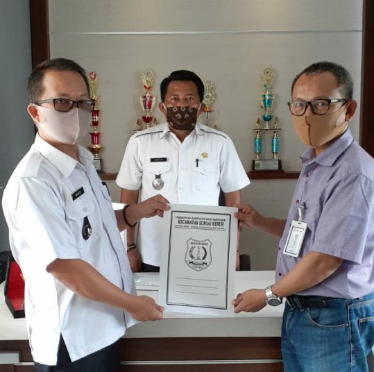 Camat Sungai Keruh M Imron menyaksikan Kades Gajah Mati Arianto menyerahkan data penerima BLT di desanya kepada Kepala Unit BRI Tebing Bulang Rahman Saleh untuk dibikinkan rekening, Rabu (27/05). (fornews.co/humas pemkab muba)