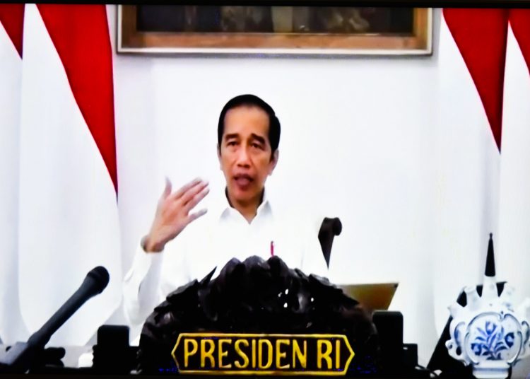 Presiden Joko Widodo memimpin Rapat Terbatas melalui konferensi video membahas Persiapan Pelaksanaan Tatanan Normal Baru Produktif dan Aman COVID-19, dari Istana Merdeka, Jakarta, Rabu (27/5). (fornews.co/humas/rahmat)