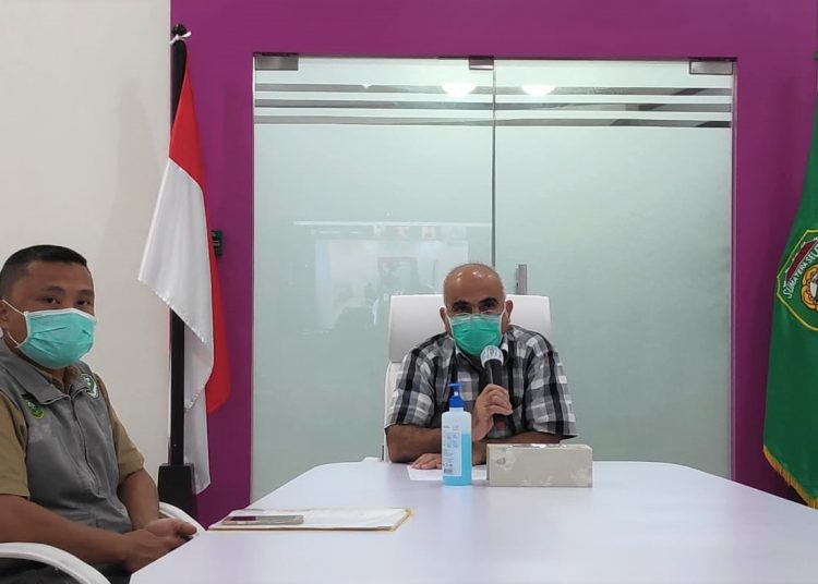 Juru Bicara Gugus Tugas Percepatan Penanganan COVID-19 Sumsel, dr Zen Ahmad dan Yusri, saat video conference memberikan informasi perkembangan COVID-19, Sabtu (9/5). (fornews.co/humas pemprov sumsel)