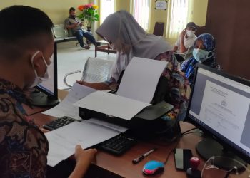 Korban Reni saat melaporkan dugaan KDRT yang dilakukan suaminya. Foto: Fornews.co/Rusli