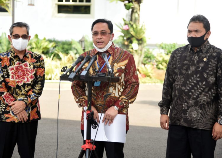 Kepala BPK RI, Agung Firman Sampurna saat memberikan keterangan pers, usai menyerahkan IHPS II kepada Presiden, di Kantor Presiden, Jakarta, Kamis (14/5). (fornews.co/humas rahmat)