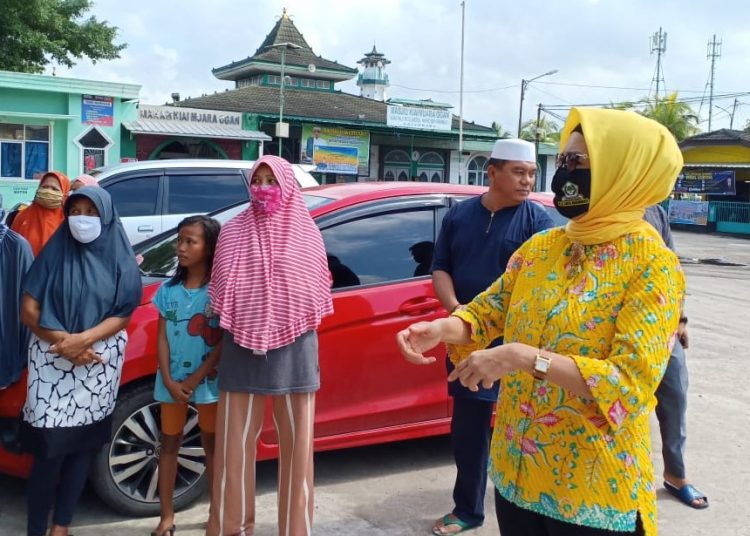 Ketua DPRD Sumsel, RA Anita Noeringhati, saat mengedukasi dan memberikan domasi kepada masyarakat di lingkungan Masjid Ki Marogan, Kertapati Palembang, Jum'at (15/5). (fornews.co/ist)