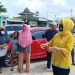 Ketua DPRD Sumsel, RA Anita Noeringhati, saat mengedukasi dan memberikan domasi kepada masyarakat di lingkungan Masjid Ki Marogan, Kertapati Palembang, Jum'at (15/5). (fornews.co/ist)