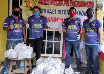Pengurus Komunitas PS Palembang saat bersiap-siap membagikan donasi sembako kepada warga yang terdampak COVID-19, Sabtu (16/5). (fornews.co/ist)