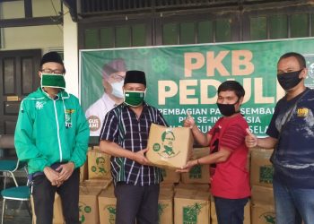 Ketua DPW PKB Sumsel, Ramlan Holdan saat memberikan bantuan sembako, di Kantor DPW PKB Sumsel, Sabtu (9/5). (fornews.co/ist)