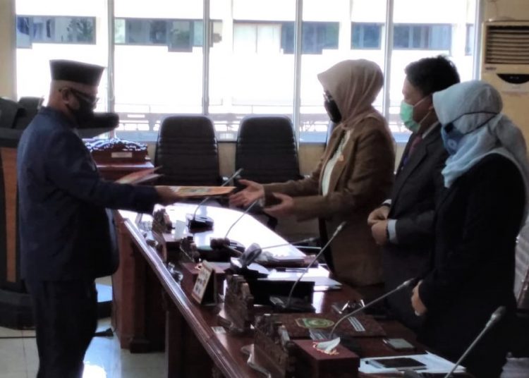 Ketua DPRD Sumsel, RA Anita Noeringhati saat menerima laporan agenda Penyampaian Rekomendasi DPRD Sumsel kepada Gubernur Sumsel terhadap LKPJ Gubernur Sumsel TA 2019, dari  pelapor Tim Perumus Rekomendasi DPRD Sumsel, Dr. Ir Syamsul Bahri, Senin (18/5). (fornews.co/ist)