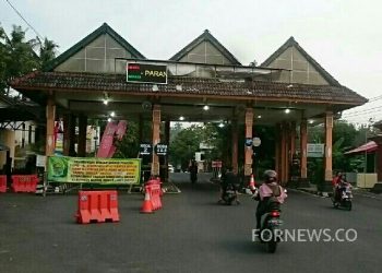 GERBANG retribusi tiket ke tempat wisata Pantai Parangtritis, Bantul, DIY, sepi antrian bus wisata, Senin (4/5/2020). (foto fornews.co/adam)