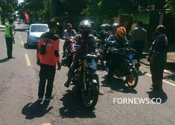 PEMGENDARA yang hendak menuju Parangtritis diperiksa petugas Tim Gugus Covid-19 Kecamatan Kretek Bantul, Ahad (24/5/2020). (foto fornews.co/adam)