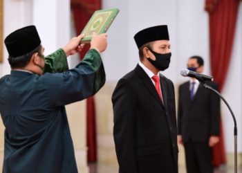 Irjen Pol Boy Rafli Amar diambil sumpah jabatan saat dilantik Presiden Joko Widodo sebagai Kepala BNPT di Istana Negara, Jakarta, Rabu (06/05). (fornews.co/bpmi setpres/muchlis jr)