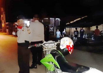Aparat dari Polsek Pedamaran, Kabupaten OKI saat menjaga lokasi tempat para pemuda berkerumun dan kerap melakukan aksi balap liar. (IST)