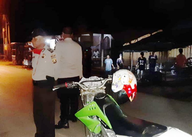 Aparat dari Polsek Pedamaran, Kabupaten OKI saat menjaga lokasi tempat para pemuda berkerumun dan kerap melakukan aksi balap liar. (IST)