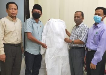 Anggota DPRD Palembang, Ruspanda Karibullah (dua dari kiri) menyerahkan donasi APD kepad Ketua Pimpinan Wilayah Muhammadiyah (PWM) Sumsel, Prof Romli, di Gedung Dakwah Muhammadiyah Sumsel, Senin (18/5). (fornews.co/ist)