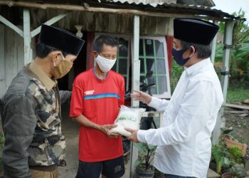 Anggota DPRD Palembang, Ruspanda Karibullah menyerahkan bantuan kepada warga, saat reses di di Kelurahan Sukamaju, Selasa (12/5). (fornews.co/ist)