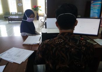 Lina saat melaporkan kasus penipuan yang dialaminya di Polrestabes Palembang. Foto: Fornews.co/Rusli