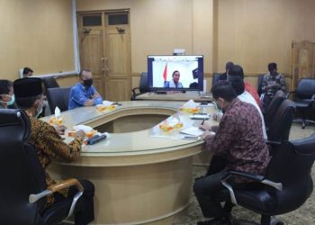 Wakil Bupati OKI, H M Dja'far Shodiq bersama jajaran Pemkab OKI saat mengikuti rapat virtual bersama Mendagri dan para menteri lainnya. (IST)