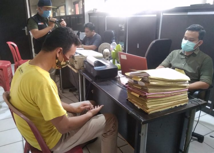 Pelaku Dadang saat ditangkap di Polrestabes Palembang. Foto: Fornews.co/Rusli