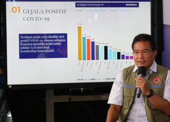 Ketua Tim Pakar Percepatan Penanganan COVID-19 Wiku Adisasmito saat menerangkan Gerakan Kurva Landai di Graha BNPB, Jakarta, Sabtu (09/05). (fornews.co/humas bnpb)