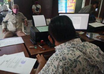 Herman saat melapor ke SPKT Polrestabes Palembang lantaran menjadi korban penipuan. Foto: Fornews.co/Rusli