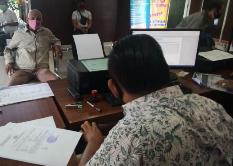 Herman saat melapor ke SPKT Polrestabes Palembang lantaran menjadi korban penipuan. Foto: Fornews.co/Rusli