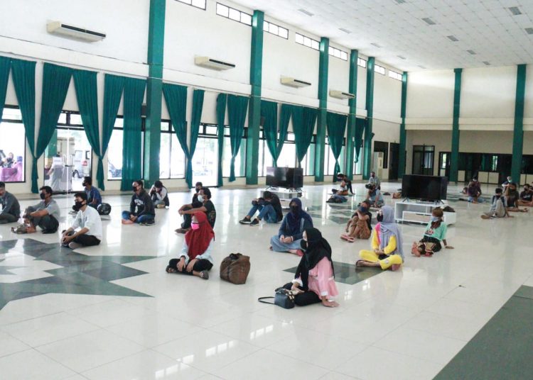 Puluhan warga Palembang saat diamankan di Asrama Haji dikarenakan tidak menggunakan masker. Foto: Fornews,co/Istimewa