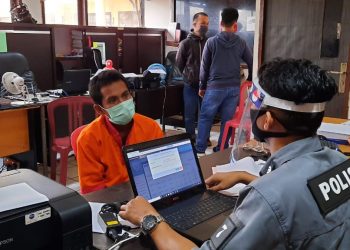 Tersangka saat diamankan di Polrestabes Palembang. Foto: Fornews.co/Rusli