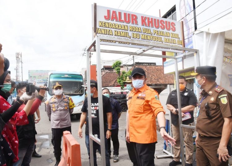 Gubernur Sumsel, Herman Deru saat meninjau langsung posko perbatasan daerah Sumsel. Foto: Istimewa